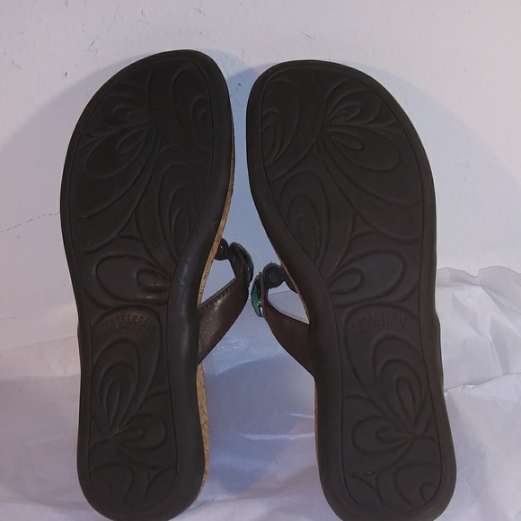 Kenneth Cole Reaction Women's Sandals. Size 8 - Picture 4 of 4